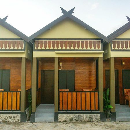 Grand Khalifah Guesthouse Sumbawa エクステリア 写真