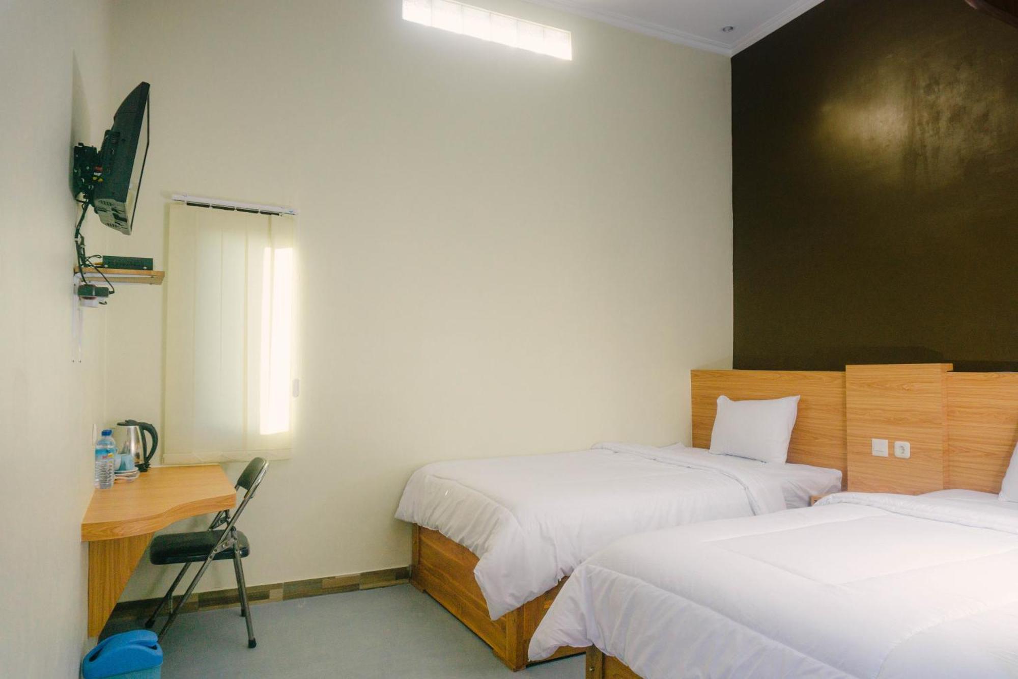 Grand Khalifah Guesthouse Sumbawa エクステリア 写真