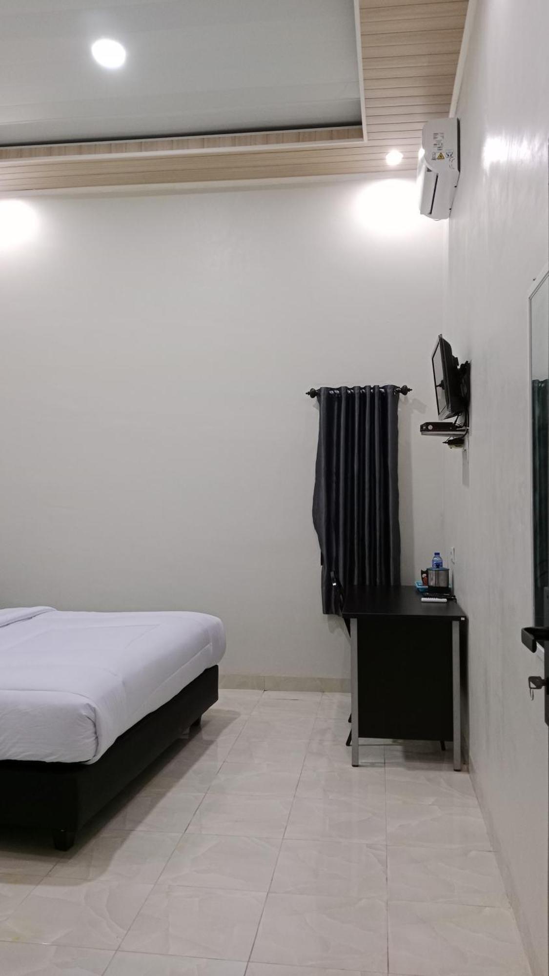 Grand Khalifah Guesthouse Sumbawa エクステリア 写真