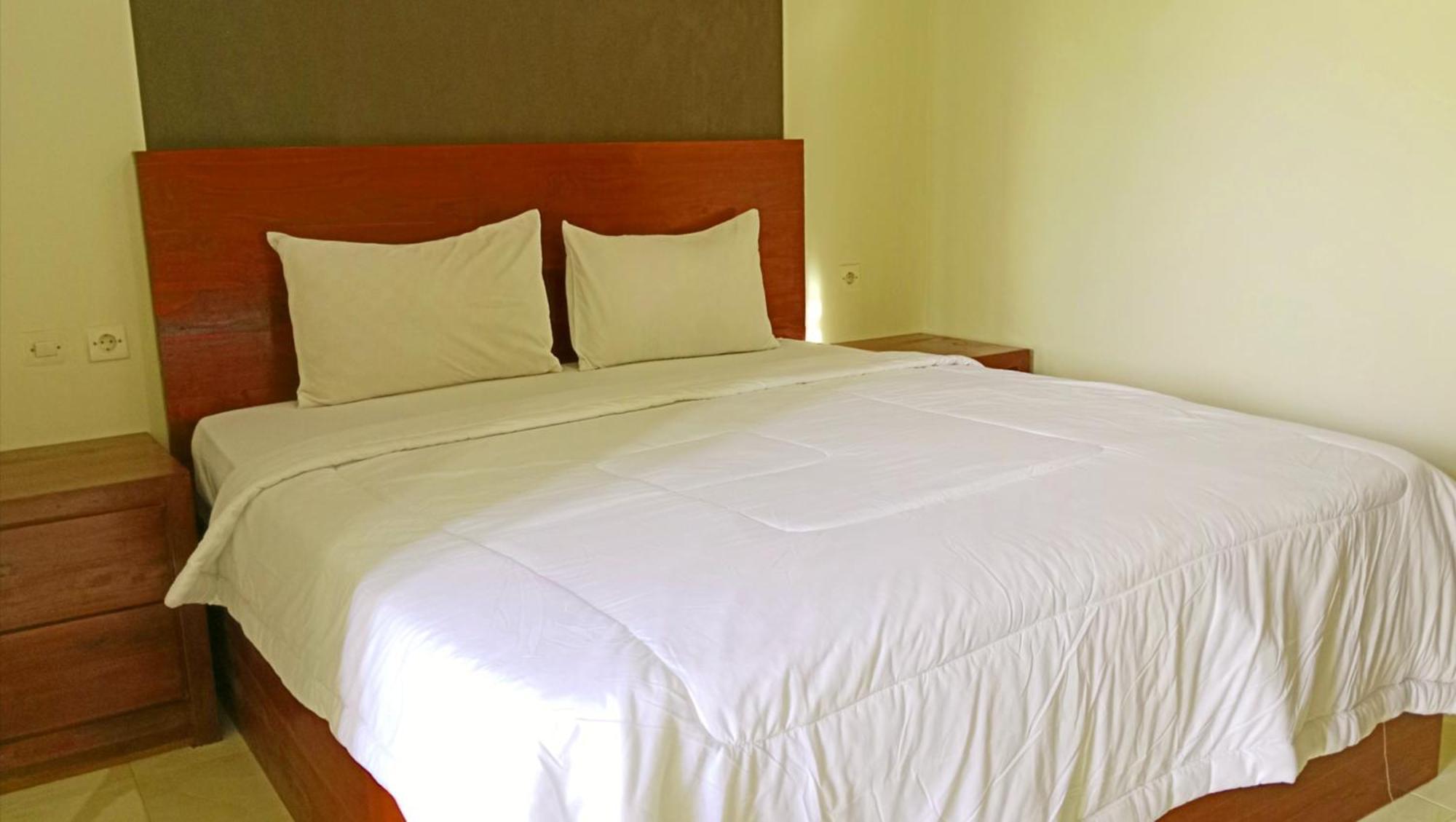 Grand Khalifah Guesthouse Sumbawa エクステリア 写真